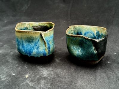Tasses originales de Lucie pendant la formation céramique et poterie avec une céramiste vers Mâcon