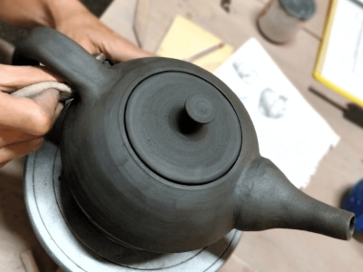 Théière pendant la formation céramique avec une céramiste à Pau dans le Béarn