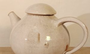 Théière pendant la formation poterie et céramique à dans l'Aude dans le Languedoc