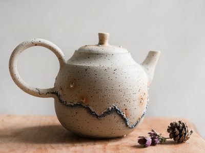 Théière de Camille pendant la formation céramique en Charente