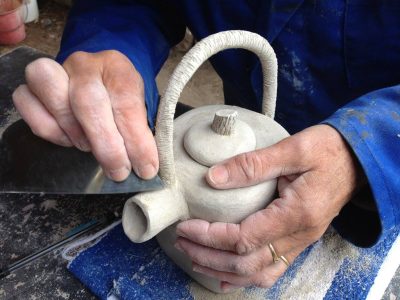 Théière pendant la stage ou formation céramique dans les Cévennes