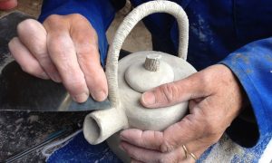 Théière pendant la stage ou formation céramique dans les Cévennes