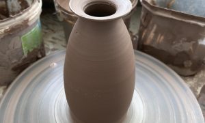 Tour de poterie au cours de la formation céramique avec une céramiste entre Chartres et Orléans