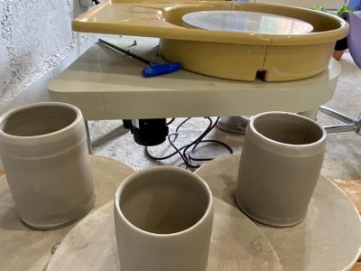 Tour de potier au cours de la formation céramique avec une céramiste entre Chartres et Orléans