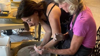 Aide au tournage céramique pendant le stage à Aix-en-Provence