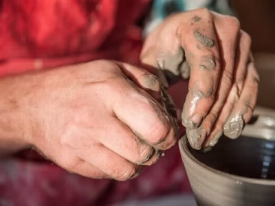 Tournage céramique pendant la formation avec un céramiste entre Toulouse et Albi