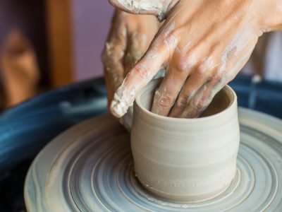 Tournage céramique pendant la formation avec une céramiste en Normandie