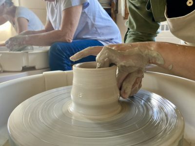 Formation tournage céramique et poterie avec une céramiste dans le Gard en Occitanie
