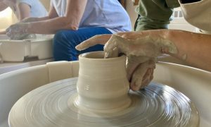 Formation tournage céramique et poterie avec une céramiste dans le Gard en Occitanie