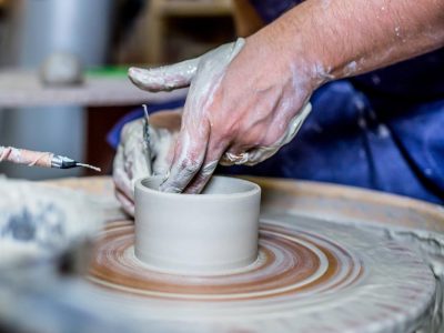 Tournage en céramique pendant la formation avec une céramiste à Sète en Hérault