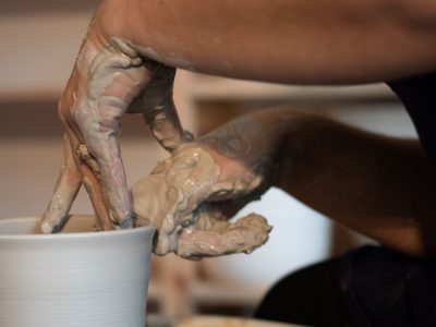 Tournage en céramique au cours de la formation céramiste à Sète en Occitanie