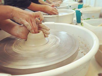 Tournage céramique au cours de la formation céramiste en Vendée