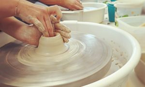 Tournage céramique au cours de la formation céramiste en Vendée