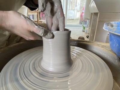 Tournage au cours de la formation céramique avec une céramiste entre Chartres et Orléans
