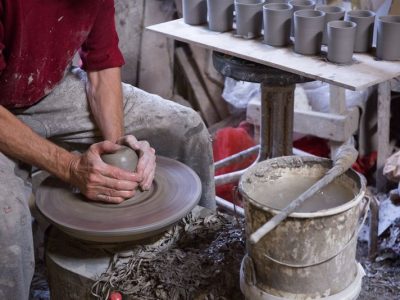 Tournage en céramique d'une série pendant la formation dans le Gers
