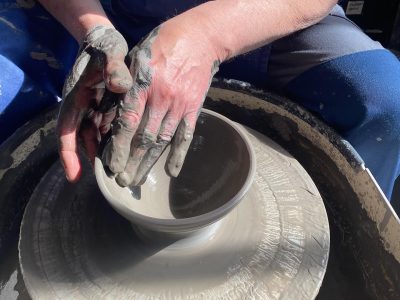 Tournage céramique pendant la formation poterie avec une céramiste à Paris en Ile-de-France