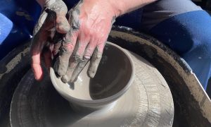 Tournage céramique pendant la formation poterie avec une céramiste à Paris en Ile-de-France