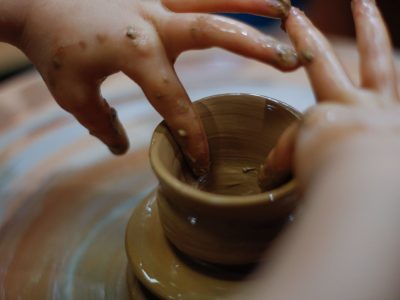 Tournage céramique pendant la formation poterie à Béziers
