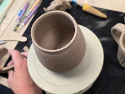 Tournage céramique pendant la formation avec une céramiste pro en Vendée