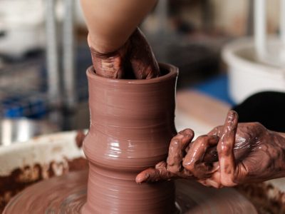 Tournage céramique pendant la formation à Saint Etienne en région Auvergne-Rhône-Alpes
