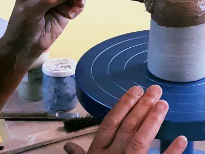 Tournage céramiste pendant la formation céramique en Charente