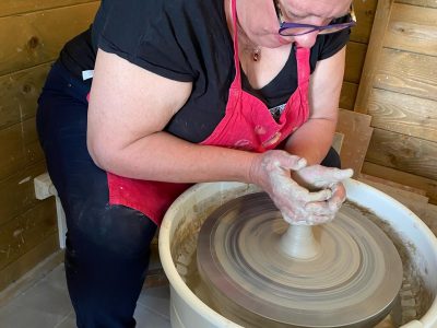 Tournage céramique pendant la formation poterie vers Périgueux