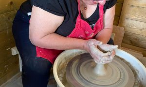 Tournage céramique pendant la formation poterie vers Périgueux