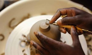 Tournage en céramique pendant la formation poterie ou les cours avec une céramiste à Lille dans le Nord, Hauts-de-France