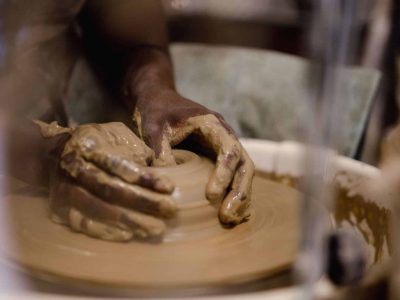 Tournage en céramique pendant la formation poterie ou les cours avec une céramiste à Lille dans le Nord, Hauts-de-France