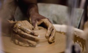 Tournage en céramique pendant la formation poterie ou les cours avec une céramiste à Lille dans le Nord, Hauts-de-France