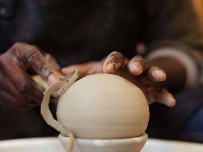 Tournage en céramique pendant la formation poterie ou les cours avec une céramiste à Lille dans le Nord, Hauts-de-France