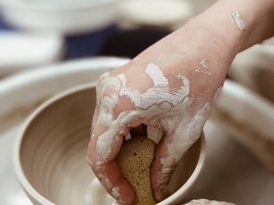 Tournage poterie pendant les cours de céramique à Bordeaux