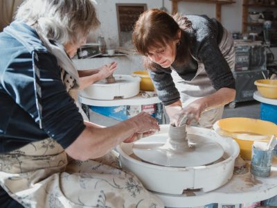 Transmission pendant la formation céramique avec une céramiste dans le Gers vers Auch