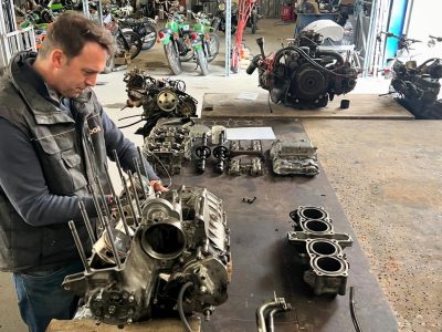 Travail sur un moteur pendant la formation mécanicien auto dans le Vaucluse