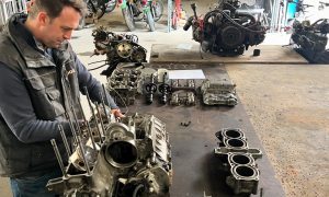 Travail sur un moteur pendant la formation mécanicien auto dans le Vaucluse
