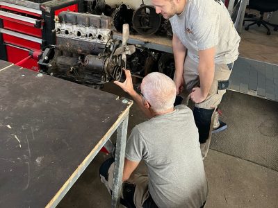 Travail sur un moteur pendant la formation mécanicien auto à Cavaillon vers Marseille