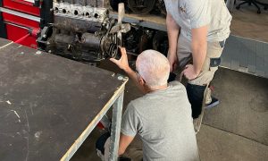 Travail sur un moteur pendant la formation mécanicien auto à Cavaillon vers Marseille