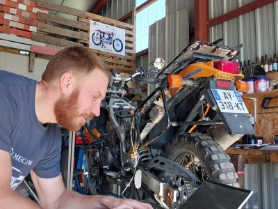 Travail sur ordi pendant la formation mécanique moto en Aveyron