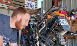 Travail sur ordi pendant la formation mécanique moto en Aveyron