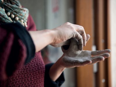 Travail de la terre pendant la formation céramique en Charente