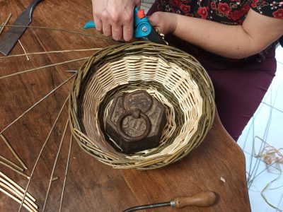 Tressage pendant la formation vannerie dans le Gers avec un vannier