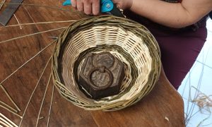 Tressage pendant la formation vannerie dans le Gers avec un vannier