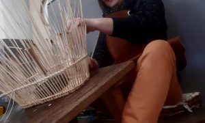 Vannier Roselyne Limoge pendant la formation vannerie en Bourgogne
