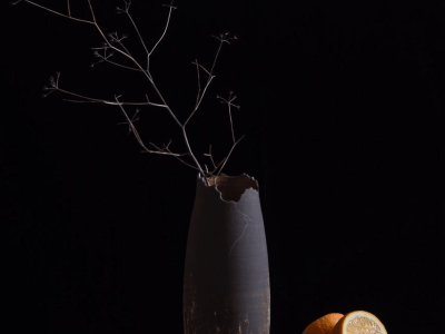 Vase noir de Camille pendant la formation céramique en Nouvelle Aquitaine