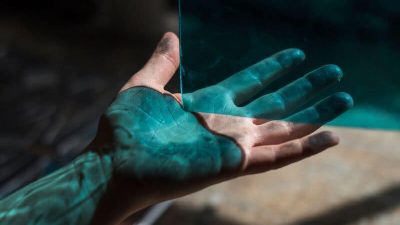 Analyse de la lumière sur un vitrail au cours de la formation ou le stage vitrailliste proche de Toulouse à Castres dans le Tarn