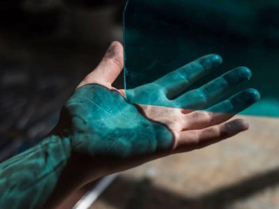 Analyse de la lumière sur un vitrail au cours de la formation ou le stage vitrailliste proche de Toulouse à Castres dans le Tarn