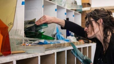Choix des verres pour un vitrail au cours la formation ou le stage vitrailliste proche de Toulouse à Castres dans le Tarn
