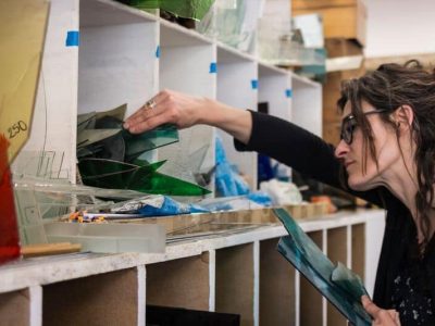 Choix des verres pour un vitrail au cours la formation ou le stage vitrailliste proche de Toulouse à Castres dans le Tarn