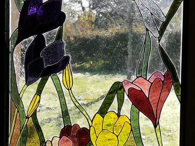 Bouquet en vitrail pendant la formation vitrailliste dans le Gers en Gascogne