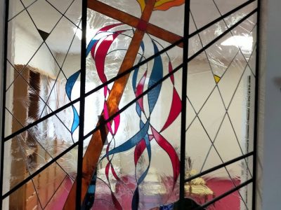 Vitrail d'église moderne pendant la formation vitrailliste dans le Gers en Gascogne